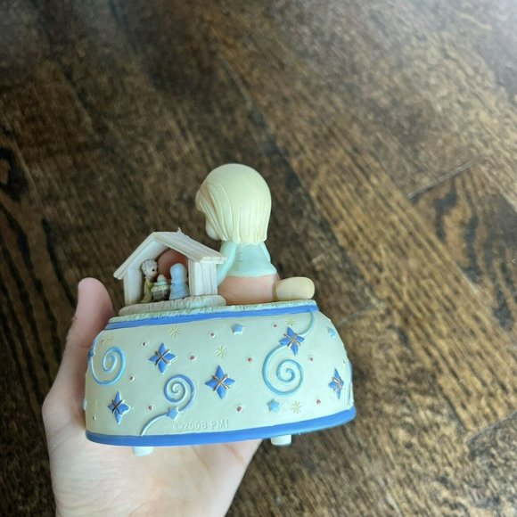 precious moments Girl Admiring Nativity Musical Plays, Away In A Manger - Picture 6 of 6